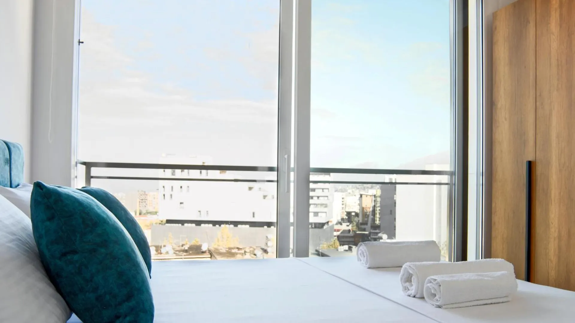 Urban Serenity City Skyline View Apartment 1 تيرانا 0*,