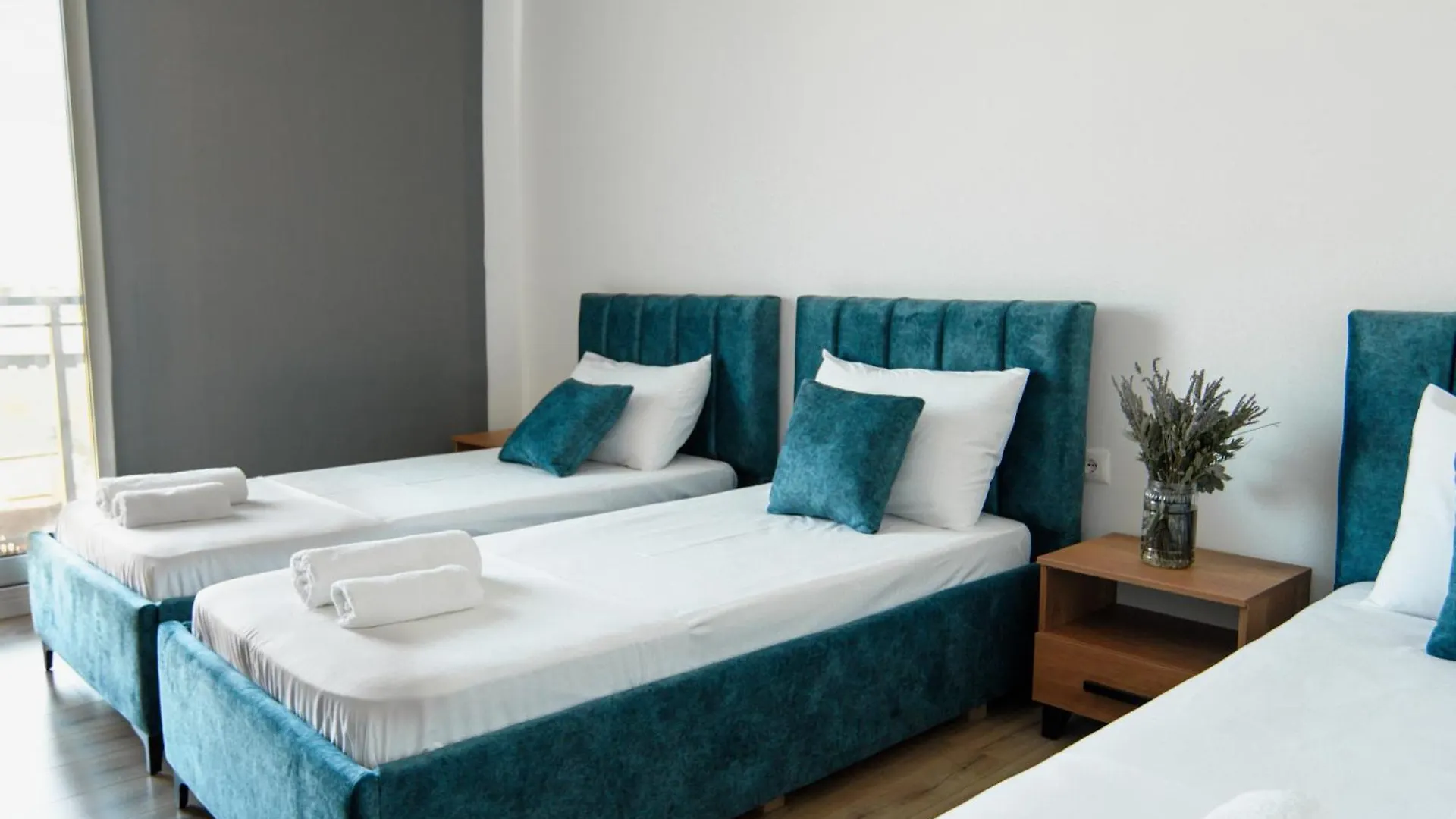 Urban Serenity City Skyline View Apartment 1 تيرانا